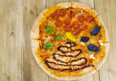 Farklı dolgular ile büyük bir pizza