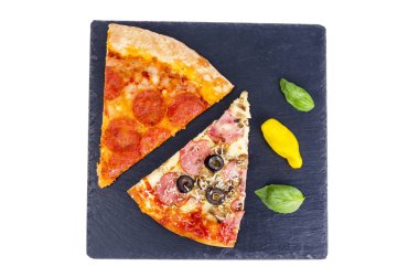 Siyah taş arka plan üzerine pizza parçaları