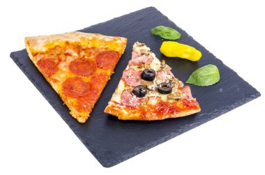 Siyah taş arka plan üzerine pizza parçaları