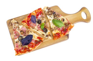 Beyaz arka plan üzerinde izole pizza dilimleri ile Mutfak ahşap tahta.