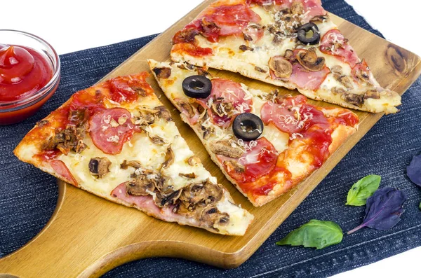 Kot üzerinde ahşap tahta pizza Dilimleri. — Stok fotoğraf