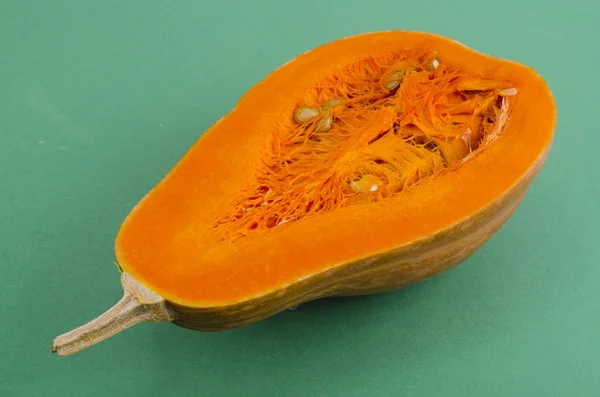 Arancio fresco tagliato a metà Cucurbita moschata . — Foto Stock