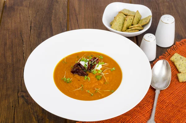 Deliciosa sopa de crema vegetal con tomates y microgreens . —  Fotos de Stock