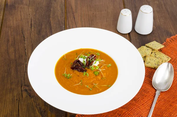 Deliziosa zuppa di crema vegetale con pomodori e microverdi . — Foto Stock