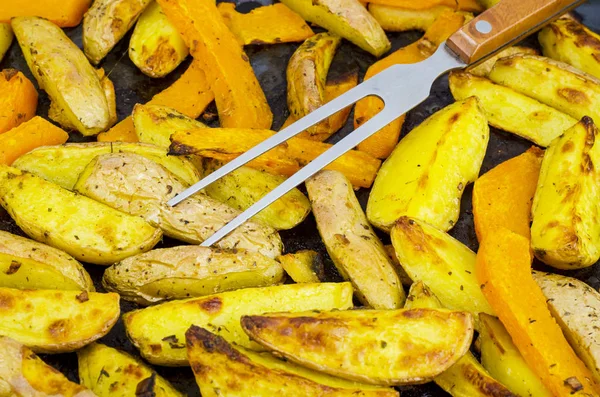 Vegetarian vegetable dish, potato wedges and pumpkin, baked grill. — Stock Photo, Image