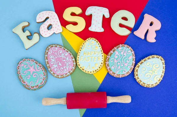 Diseño creativo, pasteles caseros de Pascua sobre fondo brillante, espacio para copiar . — Foto de Stock