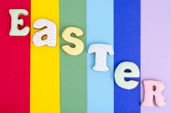 Diseño creativo, pasteles caseros de Pascua sobre fondo brillante, espacio para copiar . — Foto de Stock