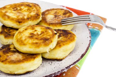 Plaka üzerinde sıcak lezzetli lor cheesecake.