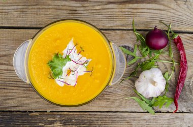 Ahşap masada turuncu lezzetli sebze krem çorbası. 