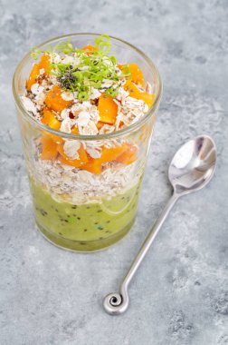 Superfood. Yulaf ezmesi, yoğurt, kabak, kivi, Chia tohumları, lahanası