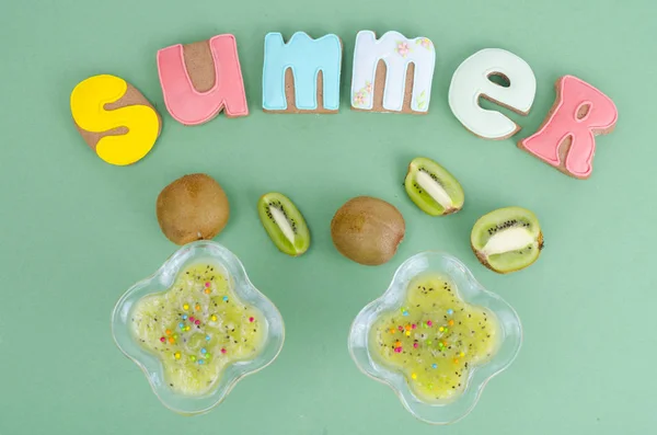 自家製のクッキーと、夏をテーマにしたジンジャーブレッド. — ストック写真
