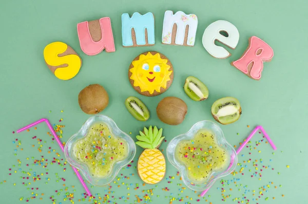 Galletas caseras, pan de jengibre con tema de verano . — Foto de Stock