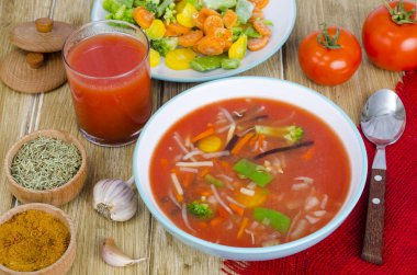 Kırmızı biber ve sebzeli baharatlı domates çorbası.