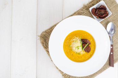 Parmesan ile lezzetli baharatlı kabak çorbası. 