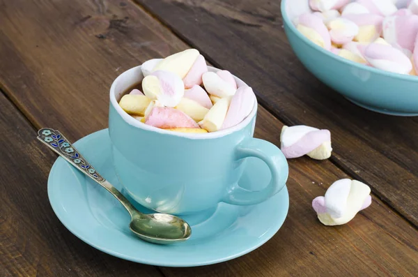 Leckerer, heißer Kaffee, Kakao mit Marshmallows. — Stockfoto