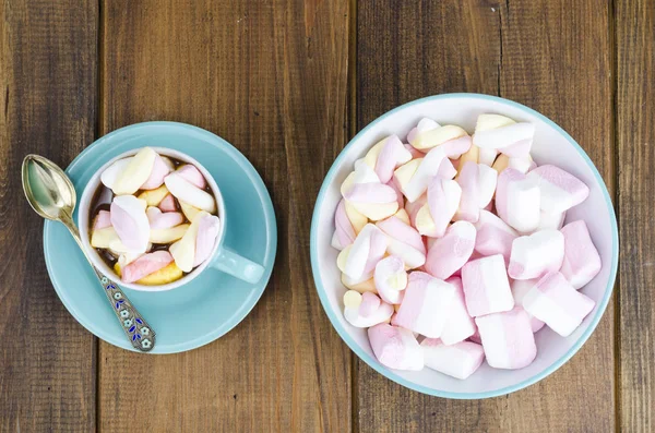 Leckerer, heißer Kaffee, Kakao mit Marshmallows. — Stockfoto