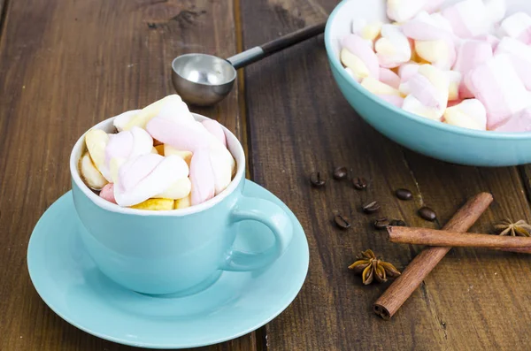 Leckerer, heißer Kaffee, Kakao mit Marshmallows. — Stockfoto