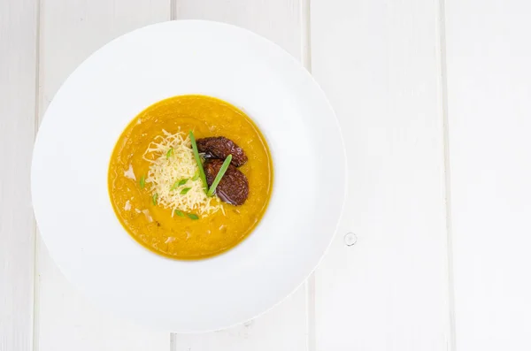 Sopa de abóbora picante deliciosa com parmesão . — Fotografia de Stock