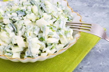 Bahar yeşillikleri ile hafif diyet yumurta salatası, yoğurt sosu.