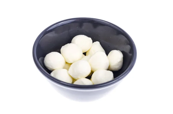 Små vita mozzarella bollar i svart skål. — Stockfoto