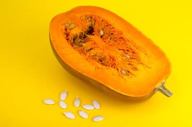 Tohumlu yarım olgun portakal hindistan cevizi kabak.