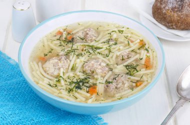 Köfte ve makarna ile lezzetli suyu.