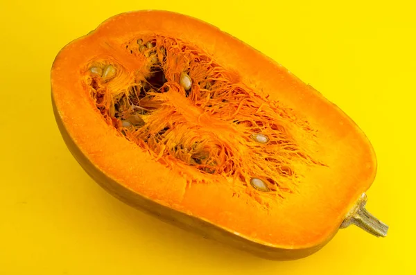 Halv mogen orange muskot pumpa med frön. — Stockfoto