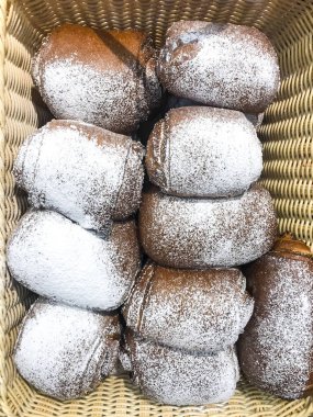 Mağazada çörekler, ekmek ve kekler ile sepetler