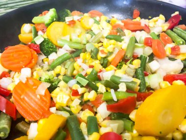 Mısır ile parlak lezzetli sebze karışımı. 