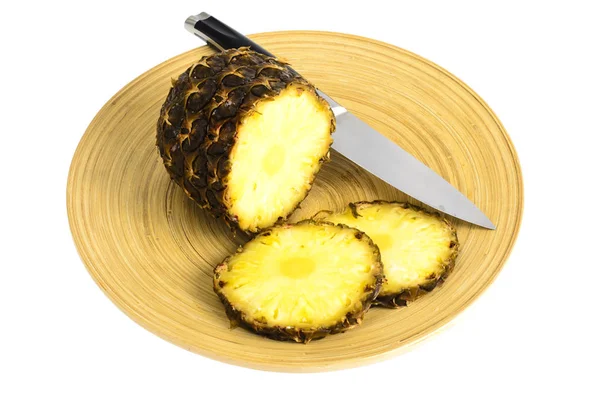Ananasy w plasterkowane na jasnym tle — Zdjęcie stockowe