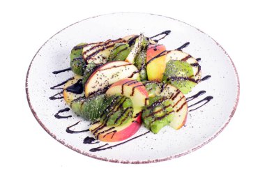 Beyaz arka planda izole meyve salatası ile Tabak