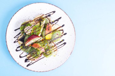 Parlak pastel arka plan lezzetli meyve salatası