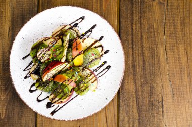 Elma, kivi, çikolata tepesi ile chia meyve tatlı