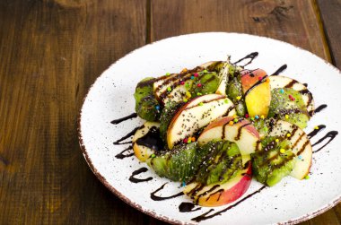 Elma, kivi, çikolata tepesi ile chia meyve tatlı