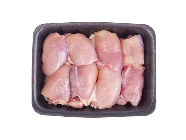 Surowe mięso z kurczaka w czarnej tacy, przyprawy. — Zdjęcie stockowe