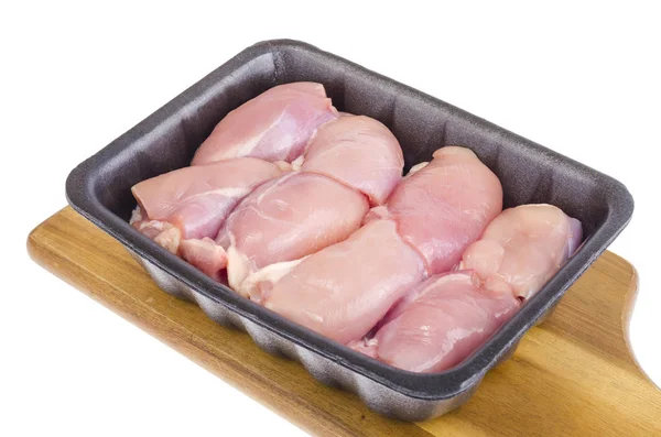 Viande de poulet crue en plateau noir, épices . — Photo