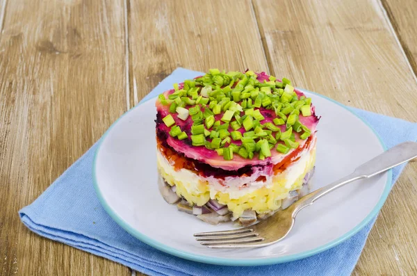 Salada em camadas com legumes e arenque . — Fotografia de Stock