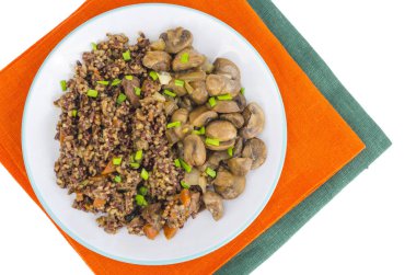 Vejetaryen menü, champignons ile kırmızı pirinç.