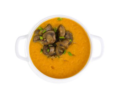 Beyaz kase kızarmış champignons ile Sarı sebze krema çorbası, izole.