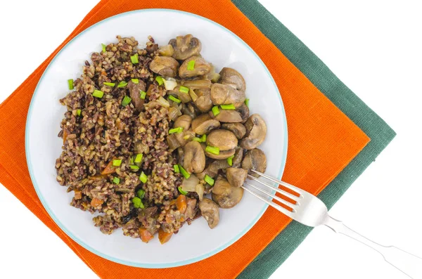 Vegetarisches Menü, roter Reis mit Champignons. — Stockfoto
