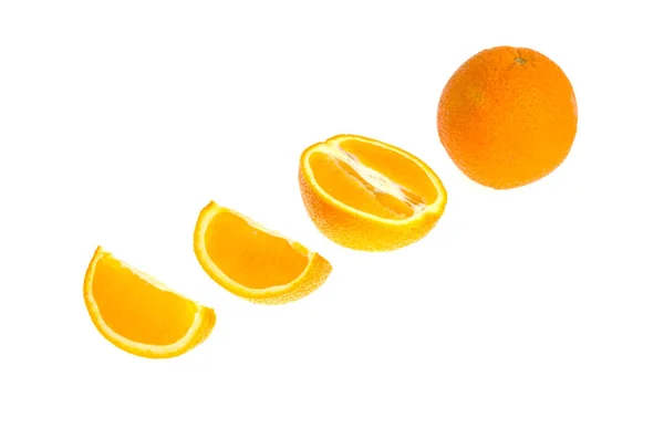 Ensemble d'orange fraîche entière et coupée et tranches isolées sur fond blanc . — Photo