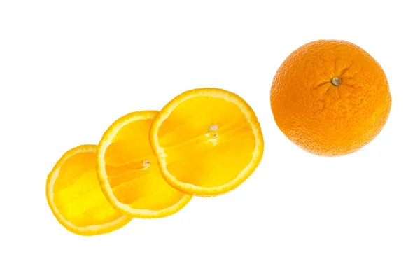 신선한 전체 및 잘라 오렌지와 흰색 배경에 고립 된 슬라이스의 집합. — 스톡 사진