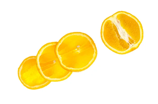 Set di freschi interi e tagliati arancio e fette isolate su sfondo bianco . — Foto Stock