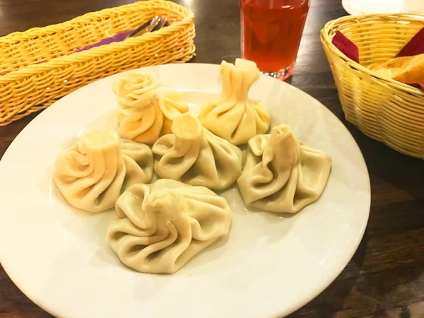 Khinkali con carne en plato blanco . —  Fotos de Stock