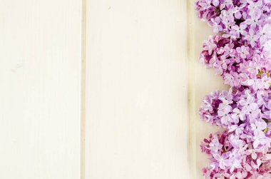 Ahşap masa üzerinde beyaz ve mor leylak dalları buketi