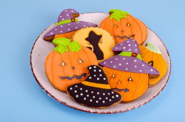 Cadılar Bayramı için resimlerle ev yapımı zencefilli çörek