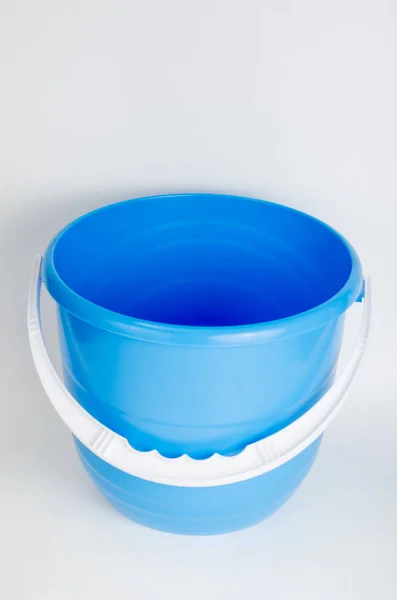 Bucket baru biru kosong terisolasi di latar belakang putih . — Stok Foto