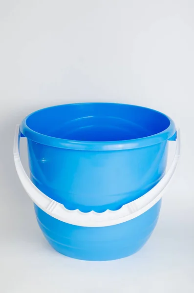 Bucket baru biru kosong terisolasi di latar belakang putih . — Stok Foto