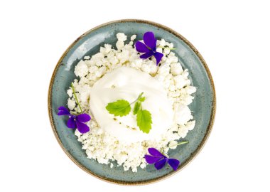 Granül süzme peynir ile Mavi tabak. 
