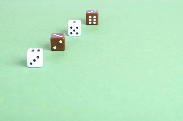 Cubo de jogo simples, dados rolando em fundo verde . — Fotografia de Stock